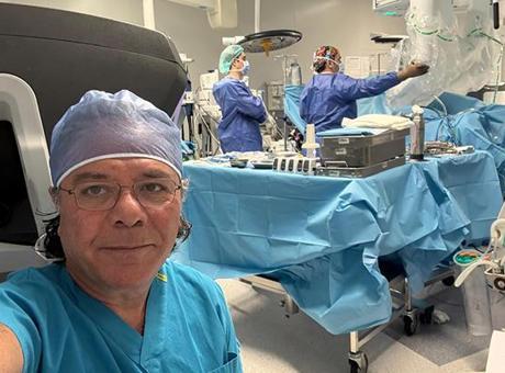 Türk profesöre tarihi davet! Dünyanın gözü önünde canlı ameliyat yapacak