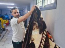 Yıkanmak için verilen battaniyeden çıkanlar şaşırttı! Yaşlı kadın parasını değil poşetini aradı