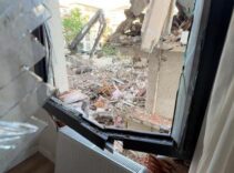 Yıkım kabusa döndü! Dev kolon komşu binayı delip dairenin içine girdi