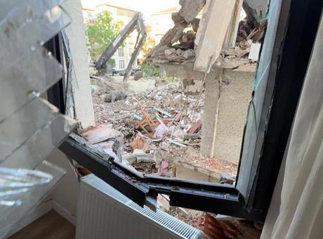 Yıkım kabusa döndü! Dev kolon komşu binayı delip dairenin içine girdi
