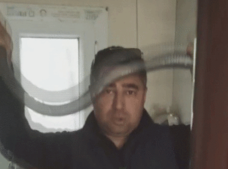 'Yılancı Kemal' eve giren dev karayılanı eliyle yakaladı! 'İnsanlardan uzak dur' diyerek doğaya bıraktı