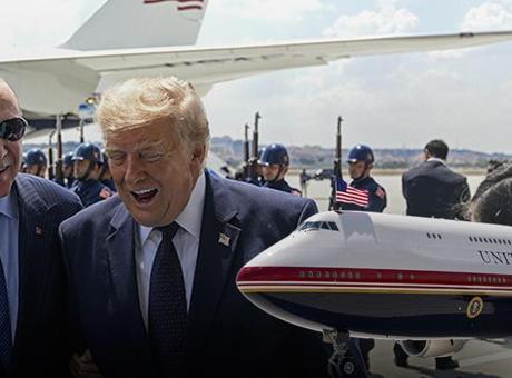 ABD Başkanı Trump NATO Zirvesi için Ankara'da! Havalimanında dikkat çeken diyalog