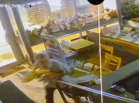 Adana'da ilginç hırsızlık! Yürümekte zorlandı ama vazgeçmedi: Camı kırıp imitasyon takıları çaldı