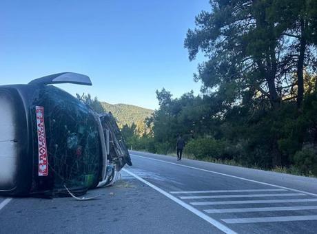 Antalya'da feci kaza! Tur otobüsü ile otomobil çarpıştı: Ölü ve yaralılar var