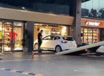 Bağcılar'da akılalmaz kaza! Otomobille akaryakıt istasyonu marketine daldı