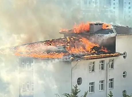 Beylikdüzü’nde ortaokul çatısında korkutan yangın