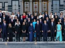 Bir ülkeden iki lider! Ayrı uçaklarla geldiler, aile fotoğrafının iki ayrı ucunda konumlandılar..