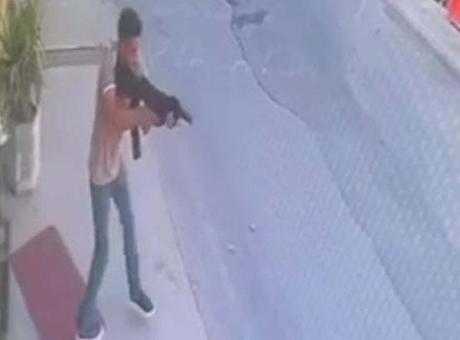 Bodrum'da pompalı tüfekle rastgele ateş açtı; o anlar kamerada