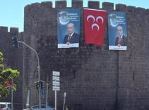 Diyarbakır surlarında Bahçeli'nin dev posteri asıldı: Kardeşlik Kalbimizde, Gelecek Aklımızda