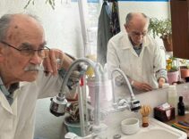 Dükkanına kısa pantolonla gelenler dede oldu: 71 yıldır aynı saatte açarım