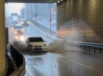 İstanbul'da 'süper hücre' vurdu! Sağanak bastırdı, yollar göle döndü