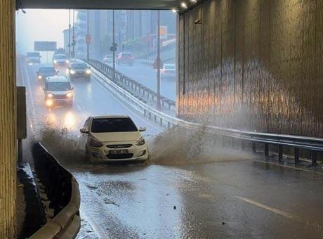 İstanbul'da 'süper hücre' vurdu! Sağanak bastırdı, yollar göle döndü