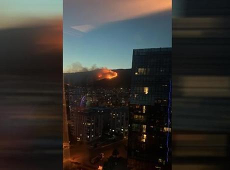 İzmir Karşıyaka'da yangın! Alevler rüzgarın etkisiyle kontrolden çıktı..