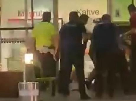 İzmir'de havalimanında dehşet anları! İki bıçakla 4 polisi yaraladı