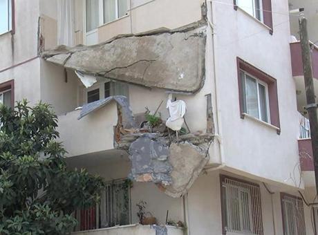 Küçükçekmece'de bir dairenin balkonu çöktü