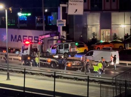 Küçükçekmece'de makas atan sürücü 2 otomobile çarptı; 2 yaralı