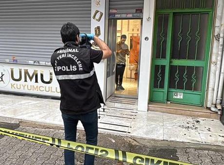 Maltepe'de kuyumcu dükkanı 2 kişi tarafından soyuldu