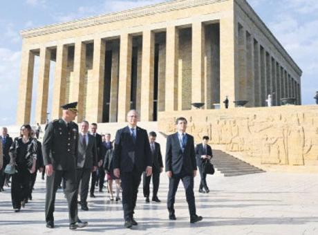 NATO nezdindeki Daimi Temsilciler heyetinden Anıtkabir’e ziyaret