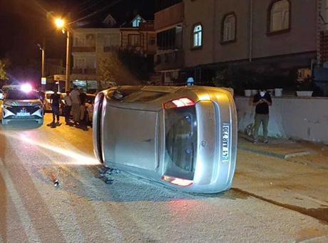 Park halindeki araca çarpıp devrilen otomobilin sürücüsü kaza yerinden kaçtı