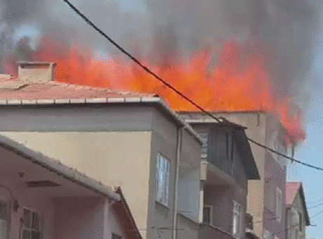 Pendik'te çatıda başlayan alevler kısa sürede binayı sardı: 1 işçi yaralı