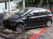Sürücü direksiyon hakimiyetini kaybetti, otomobil dükkana girdi