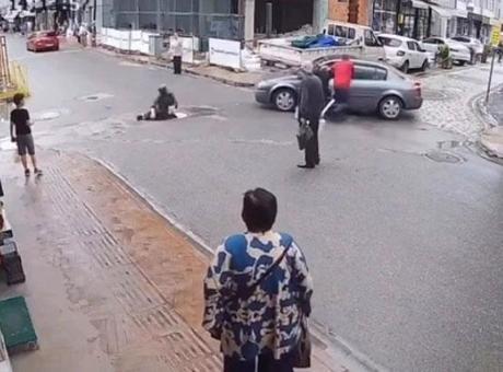 Sürücü direksiyonda bayıldı, otomobil kaldırımdaki kadının üzerine uçtu