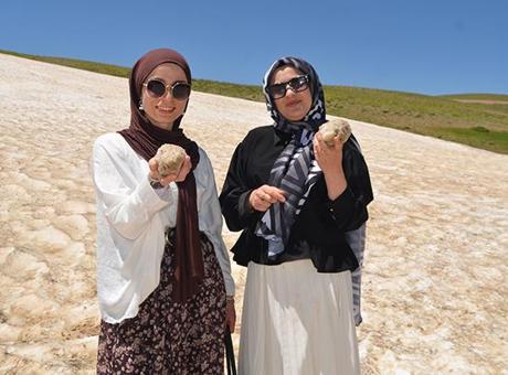 Temmuz ayında kar üstünde piknik keyfi! Sıcaktan kaçanların uğrak noktası