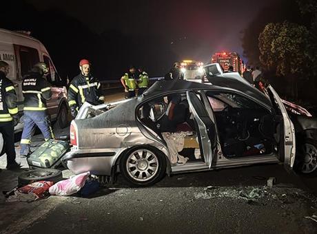 TIR arızalanan otomobile çarptı! 1 çocuk öldü, 3 kişi yaralandı