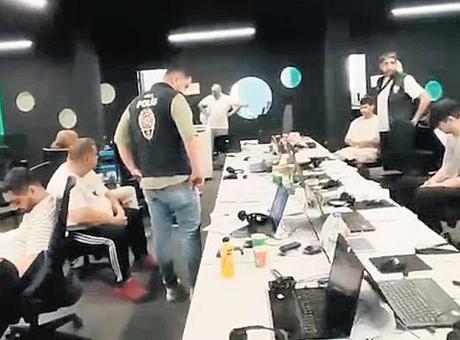 Yapay zekâyla dolandırdılar