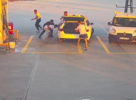 Yol verme tartışması, akaryakıt istasyonunda kavgaya dönüştü!