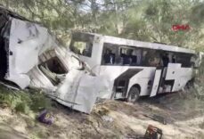 Aydın-İzmir Otoyolu’nda feci kaza! Tur otobüsü ile minibüs çarpıştı: 2 ölü