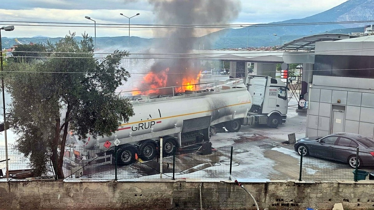Akaryakıt istasyonunda tanker patladı